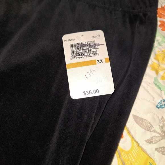 A bundle of ladies lounge pants in a size 3X. Yogalicious and Cappagallo. - Picture 7 of 13